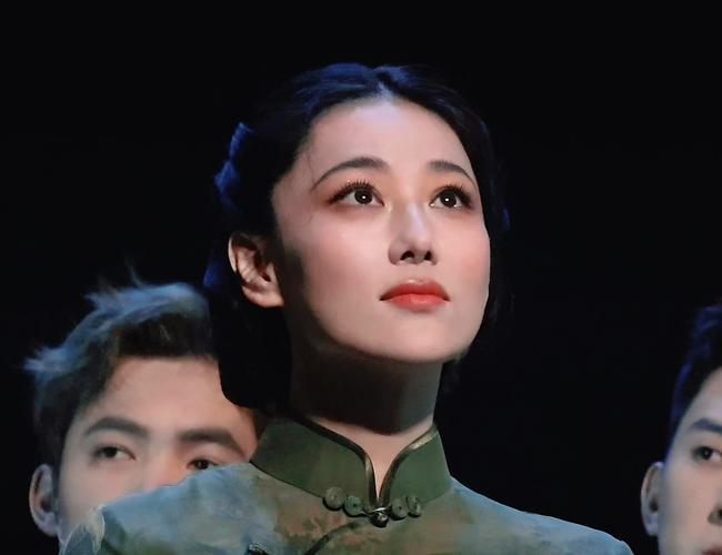 近日，演员舞台脱和服谢幕引发热议，本人正式作出回应。她表示此举是撕掉不属于自己的