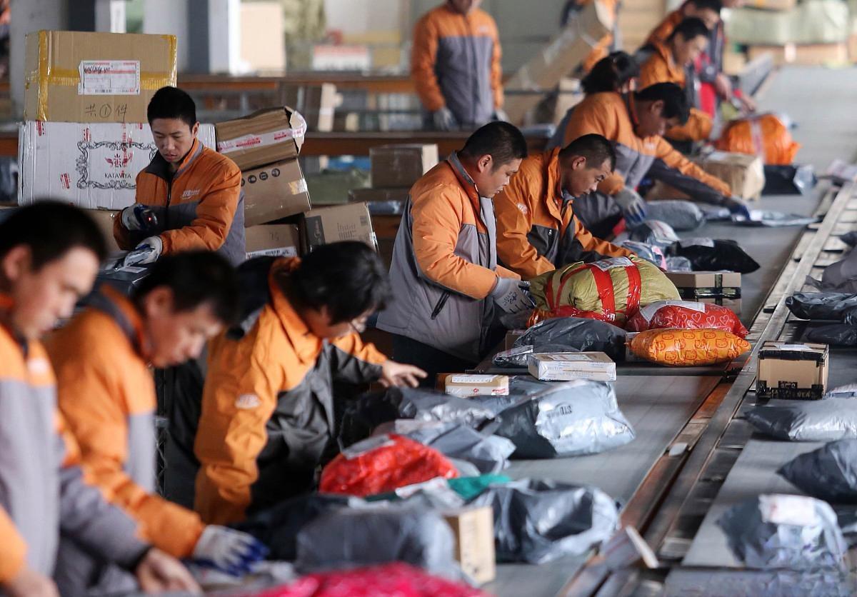 别拼了！户口本那点特权，国家正一点点给你扒掉！

国务院刚推常住地基本公共服务，