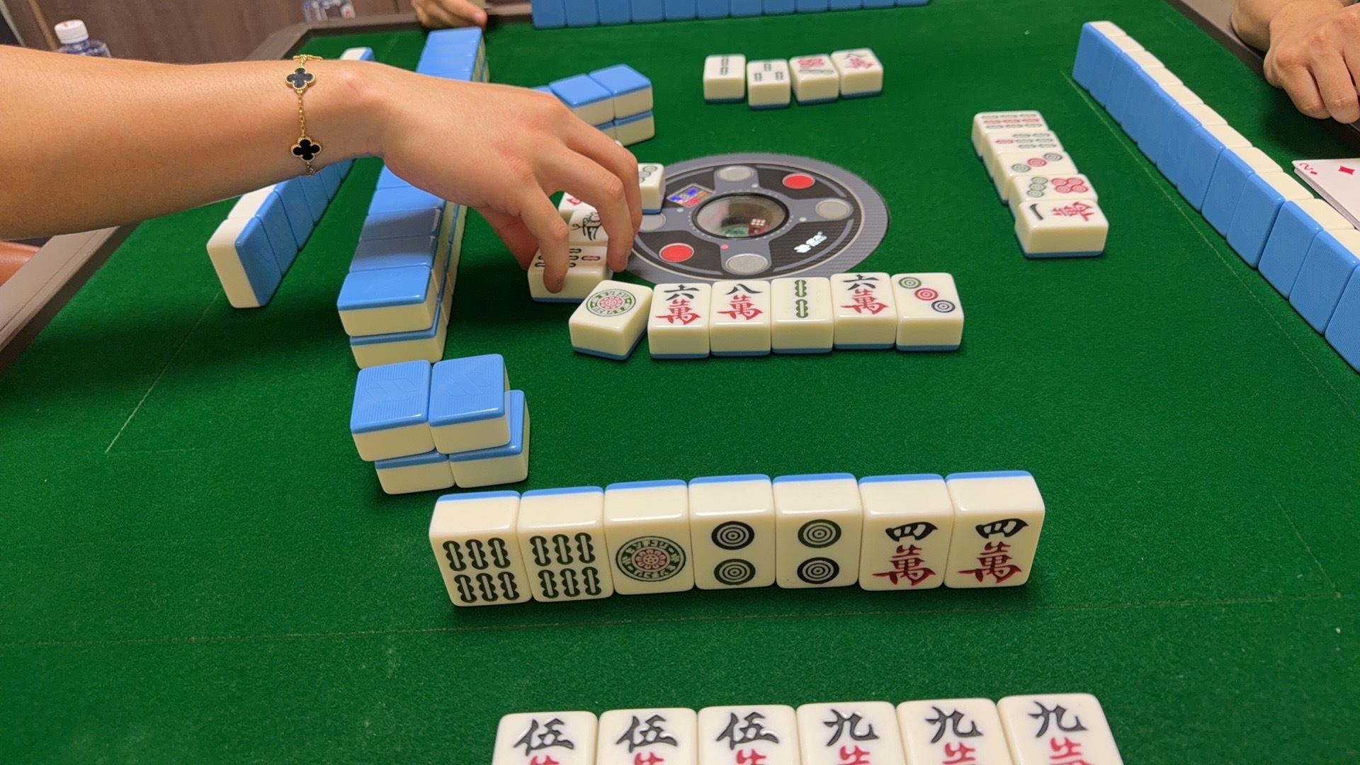 上这个麻将桌 恍如隔世…去茶山的绿豆冰浆特别好喝！ ​​​