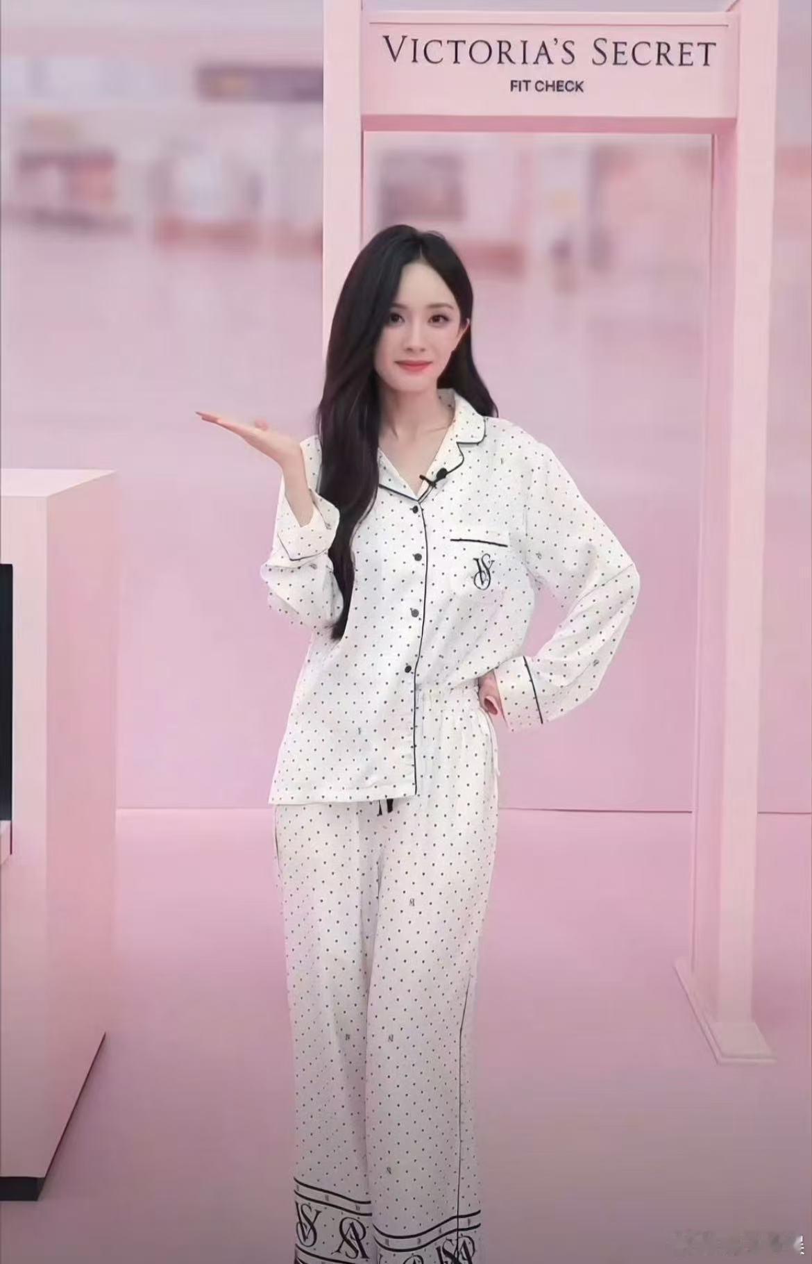 杨幂今晚直播生图杨幂睡衣基础脸就不基础杨幂睡衣基础脸就不基础，美得很，[苦涩][