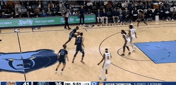 火药味十足！文威与汤普森险些打起来！
在今天NAB常规赛活塞对阵灰熊的第二节比赛