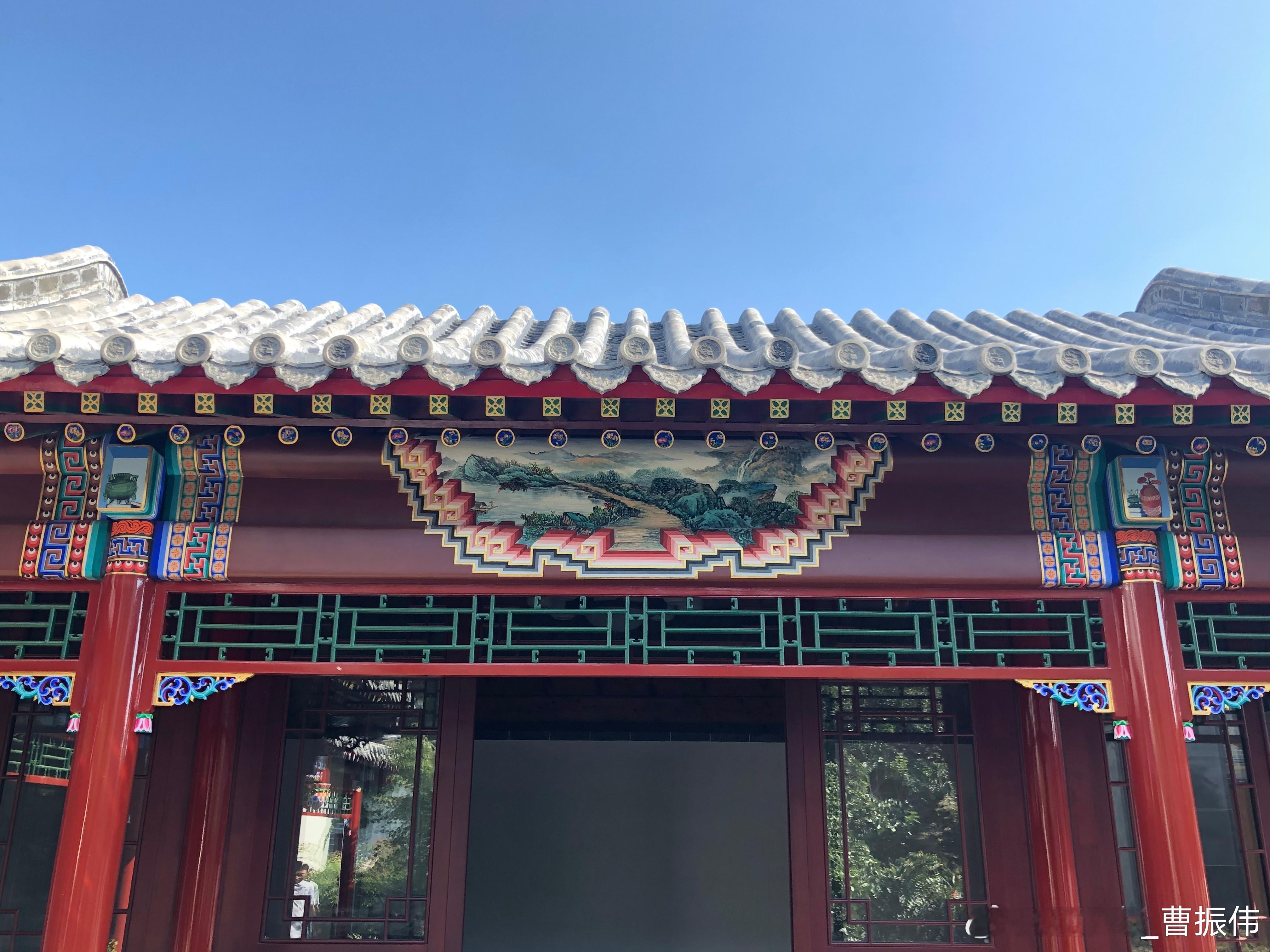 两处仿古硬包袱彩画，都是掐箍头搭包袱式。 ​​​