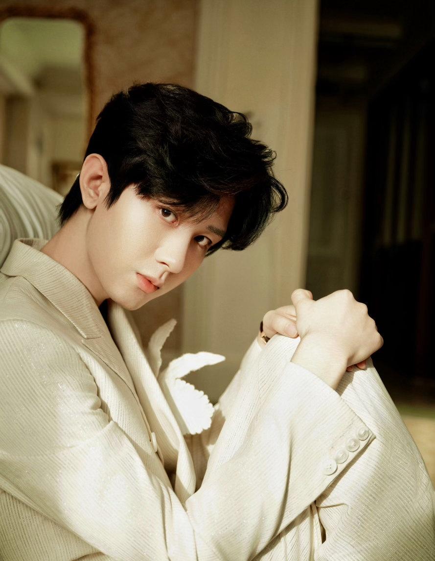 成毅你从不刻意煽情，但每一次九十度的鞠躬，都盛满了最深沉的感激与真诚。@成毅 