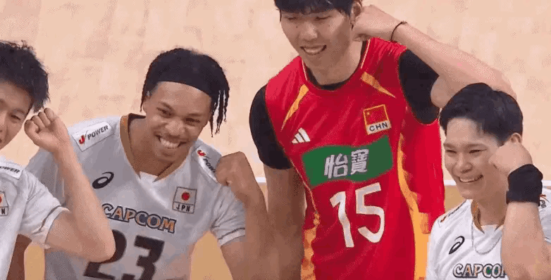 别用什么体育无国界来掩盖汉奸的本质

比赛1:3输了，中国队队员心情沉重的默默向
