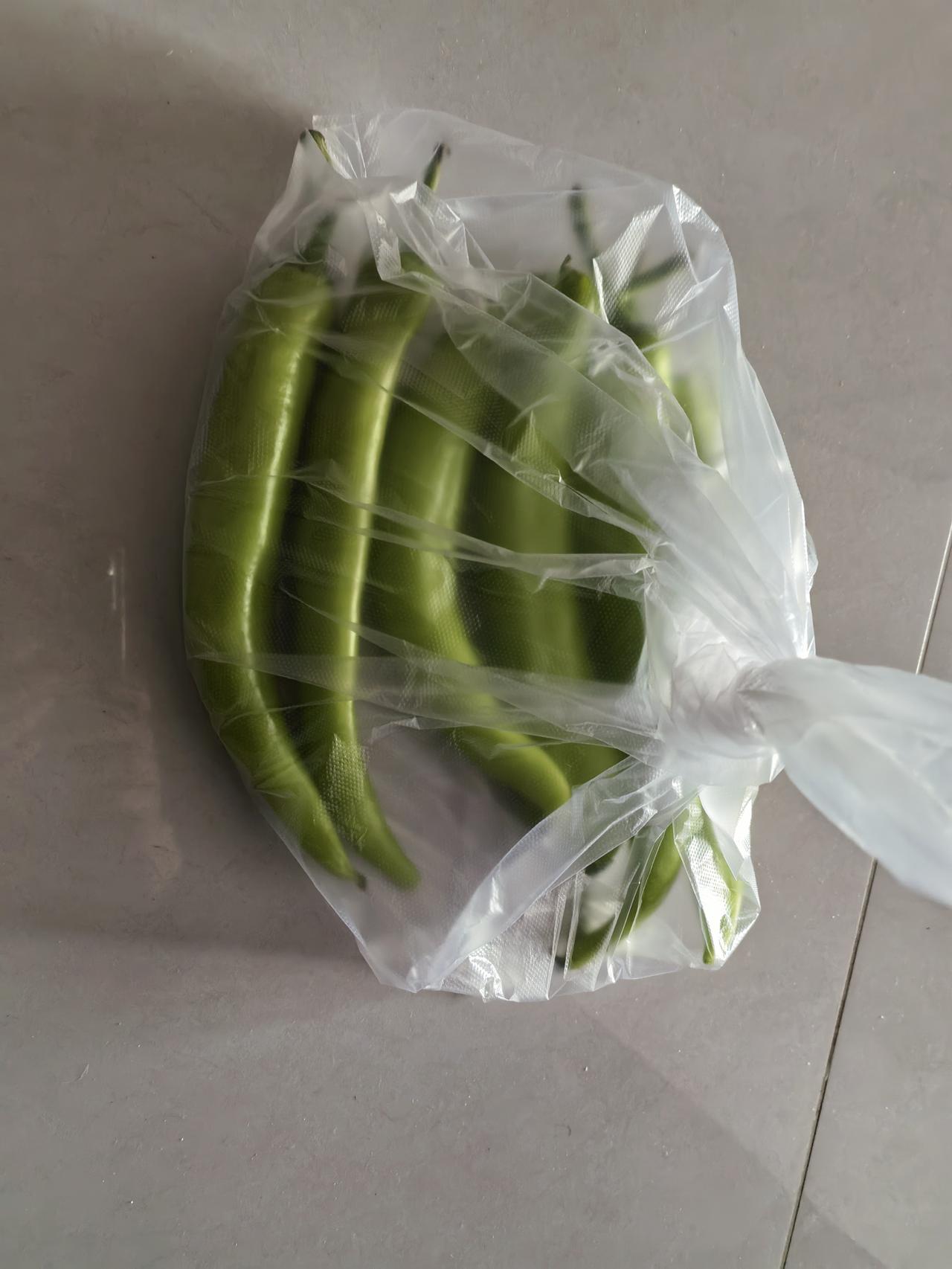 今天去路边摊买几个辣椒，新鲜很！
老板上秤报了价：“两块五！”我付完钱，习惯性想