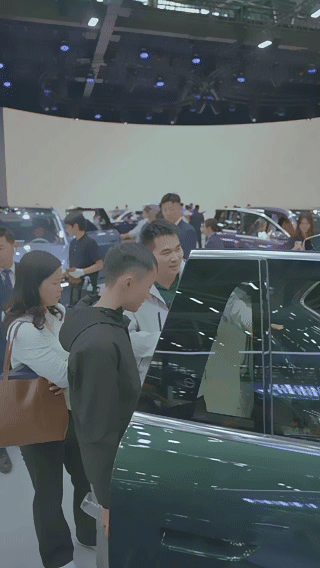 逛广州车展最大的惊喜就是车主志愿者！本来还在纠结车型，结果碰到一群自发来解说的车