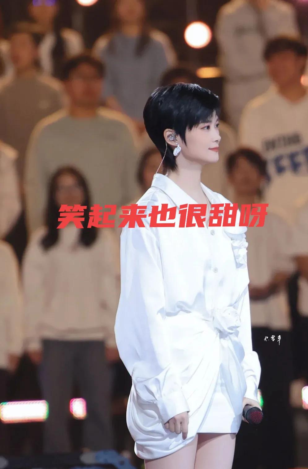 李宇春这个女人真的是个谜，

越来越看不懂了

你说她有女人味吧，为什么不找个恋