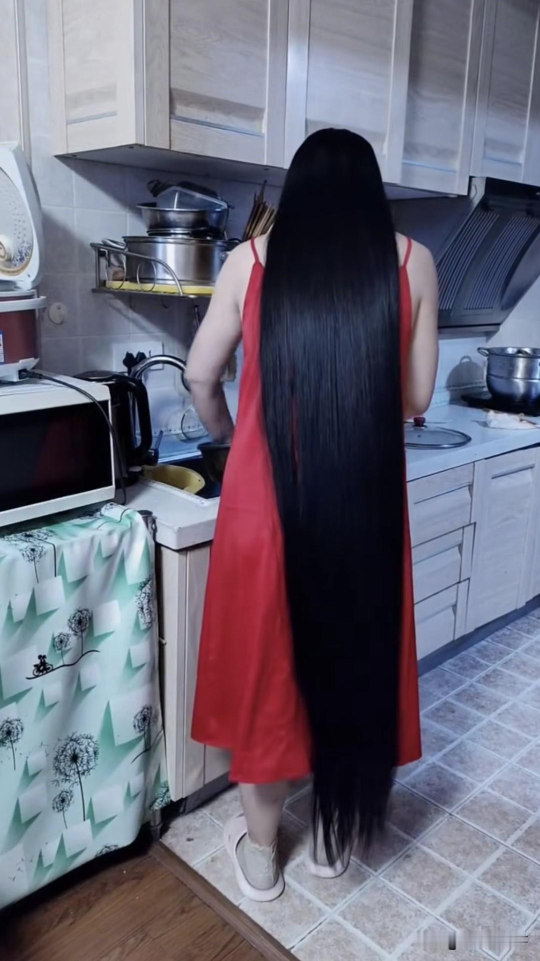 这头长发配红衣，你们感觉如何？