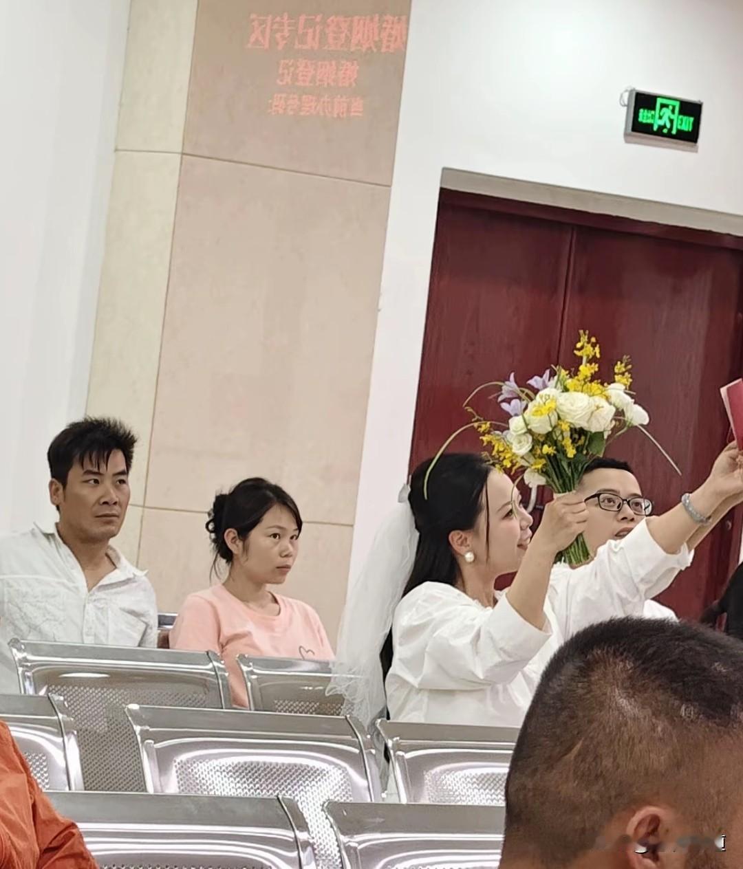 能看懂这张照片的证明你也不是一般人，婚姻就是围墙，里面的想出来，外面的想进去。这