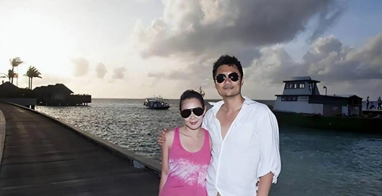 2011年，41岁的刘若英嫁给了身价过亿的钟小江，结婚当晚，刘若英提出了3个正常