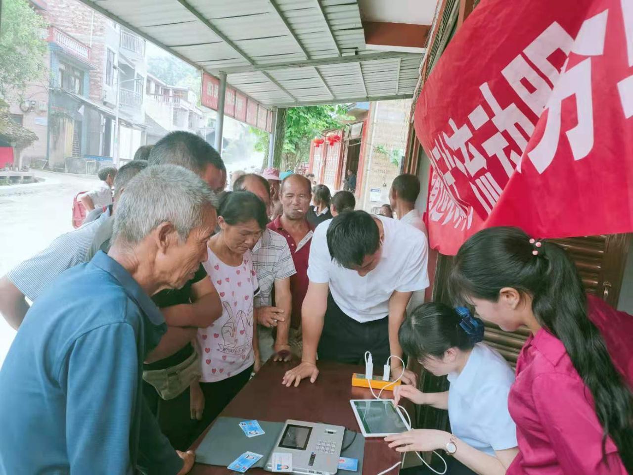 不要白白吃亏！社保卡有4项隐藏功能，很多人只用来买药
 
很多人手里拿着社保卡，