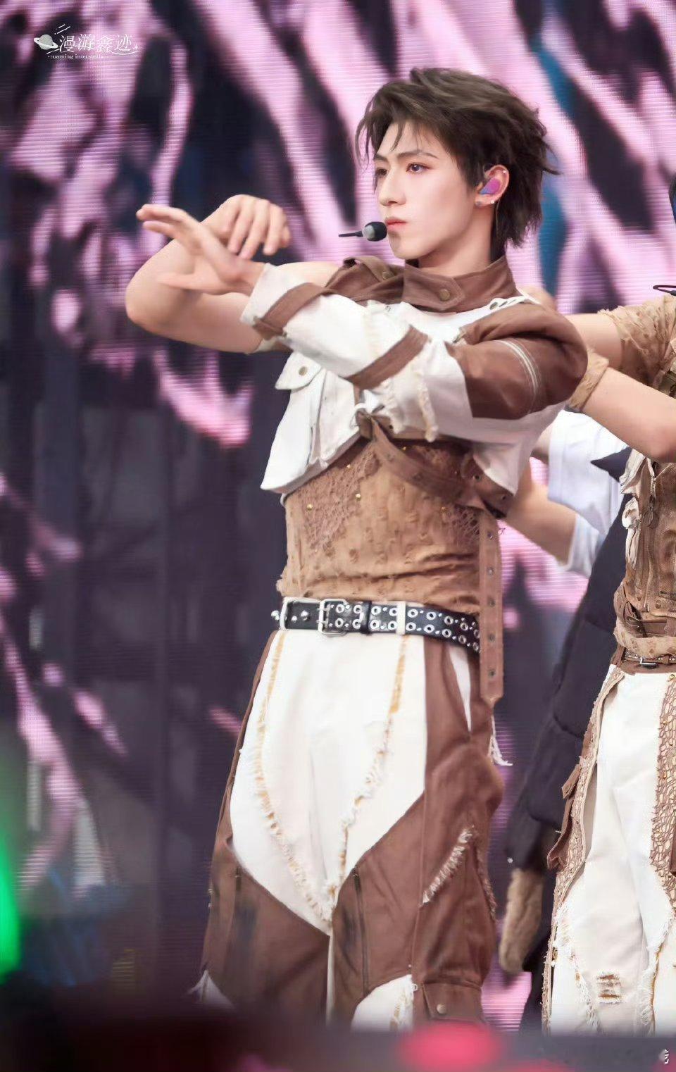 朱志鑫废土风妆造，天塌了有芝心的脸顶着！