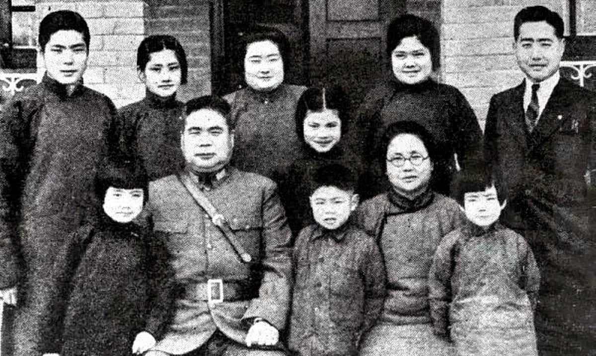 新中国成立后，李德全出任卫生部部长，由此成为新中国第一位女部长，她的丈夫是著名的