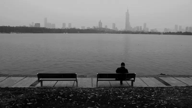 你觉得最孤独的时刻是什么时候? 我觉得最孤独的时刻，是独自在异乡生病孤立无援的时