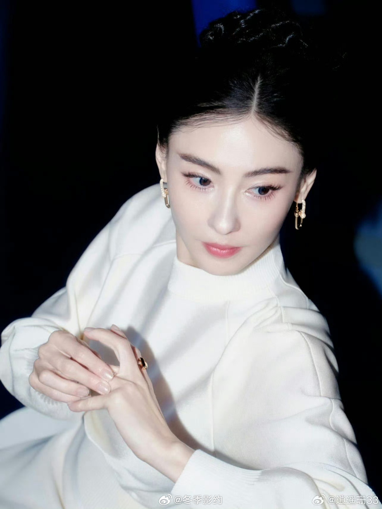 张柏芝皮肤好到像开了滤镜 看张柏芝最近的视频截图，皮肤紧致又有光泽，完全看不出真