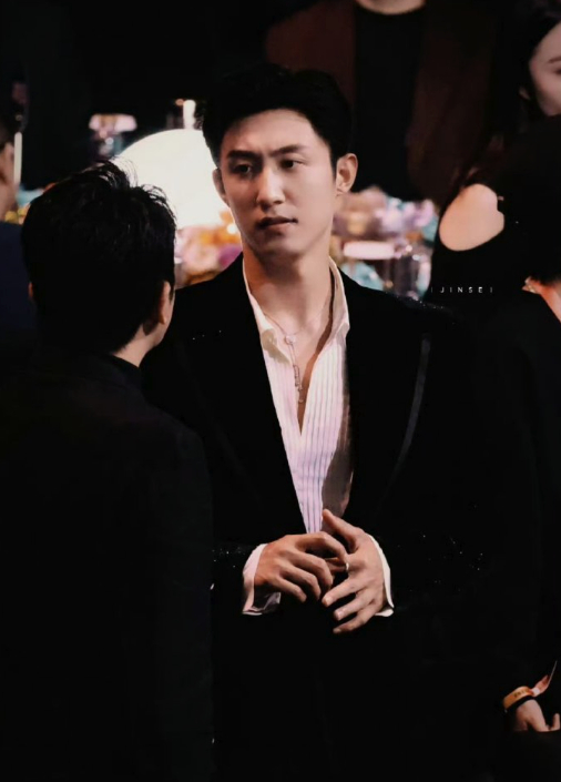 素颜就是黄景瑜最好的医美！别人在走红毯，他像刚下楼吃了个宵夜。人均八百个心眼的名