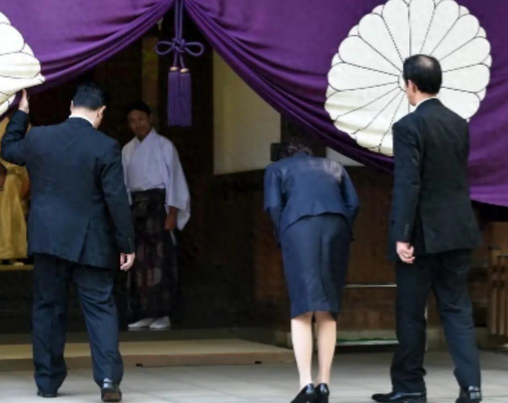 发生7.7级地震，没有国家援助，高市早苗现在终于尝到了拜鬼的恶果，当她给靖国神社