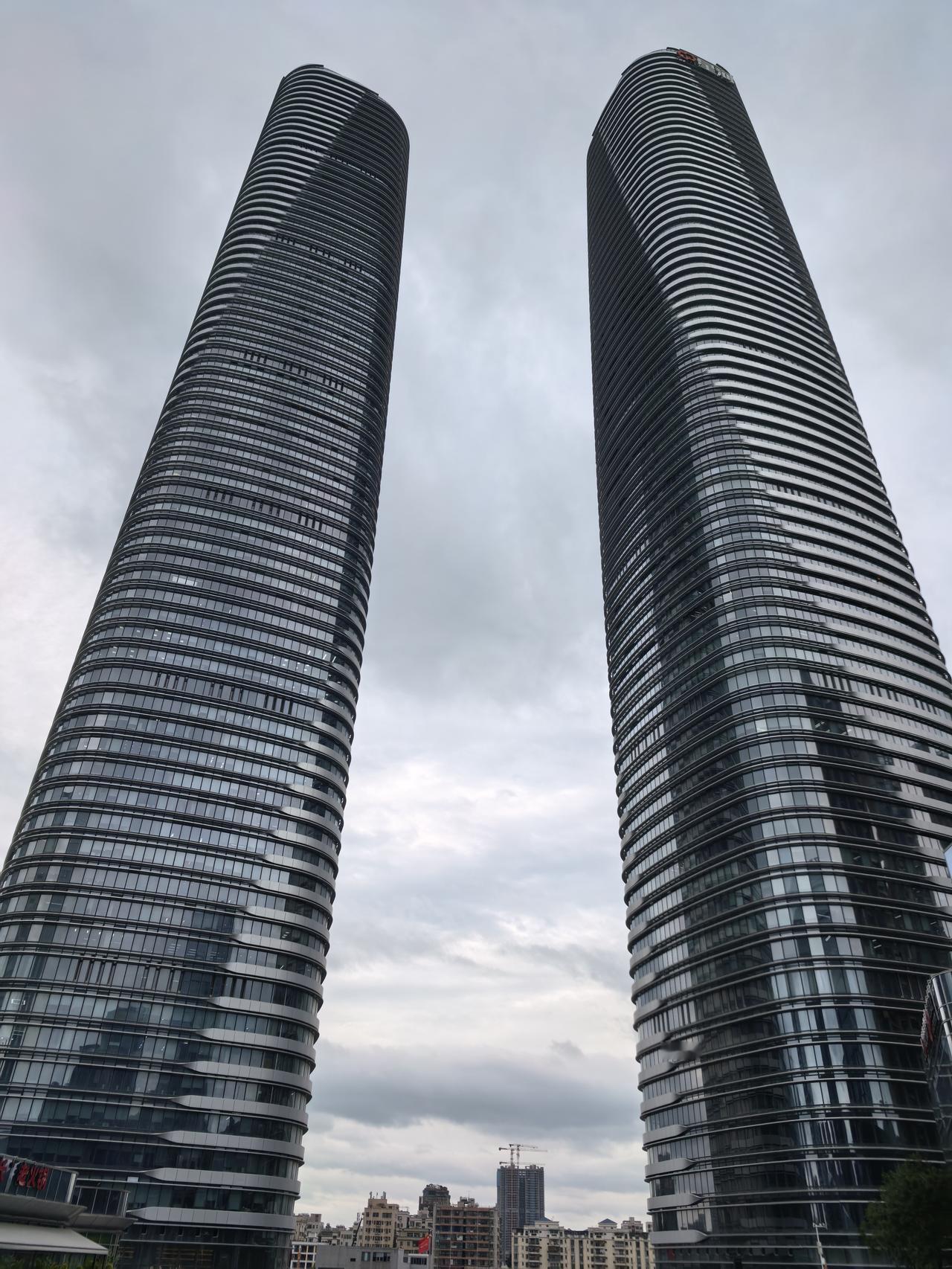 深圳坂田的双子塔，地标建筑，高耸入云，气势磅礴。