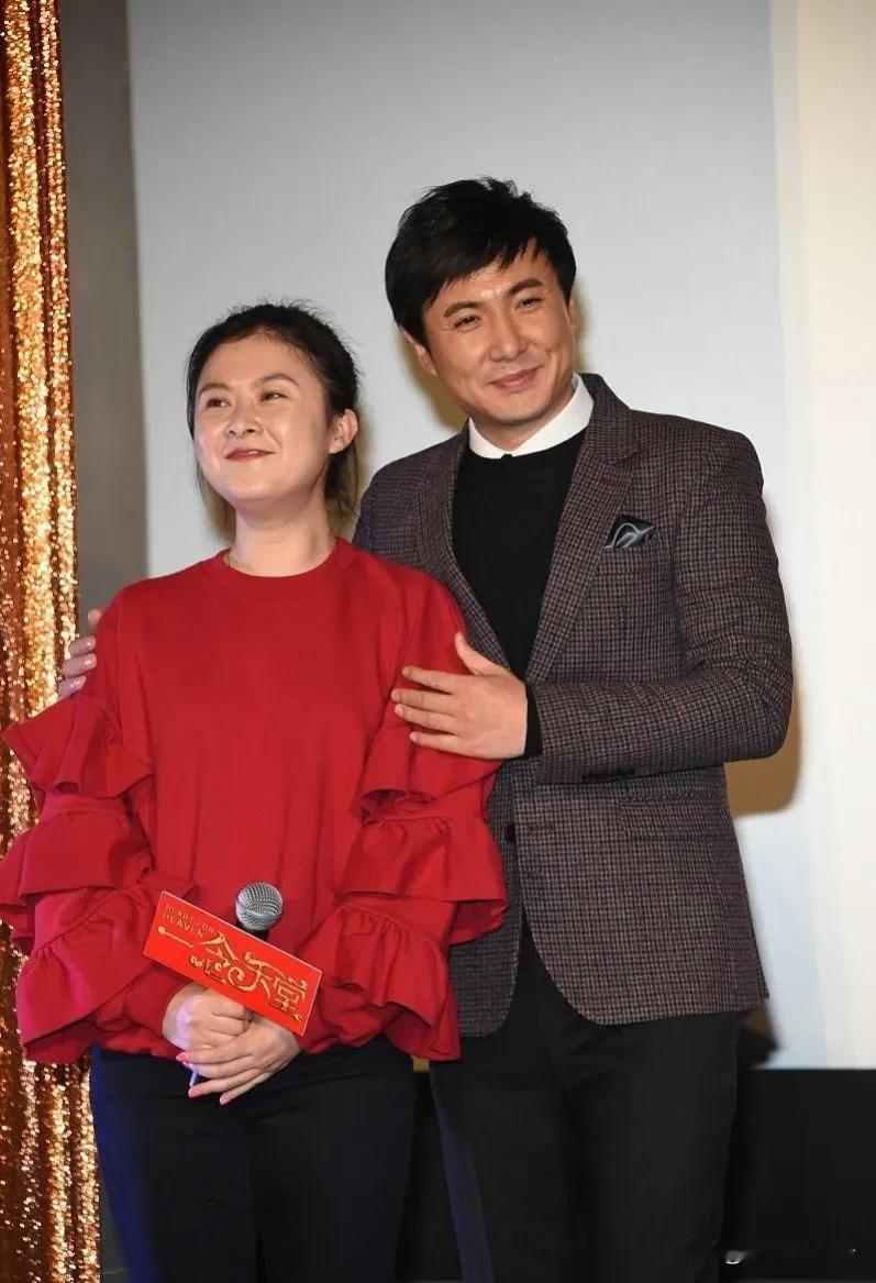 沈腾两口子这夫妻相是有的，只不过是掺了些左顾右盼的貌合神离[捂脸]