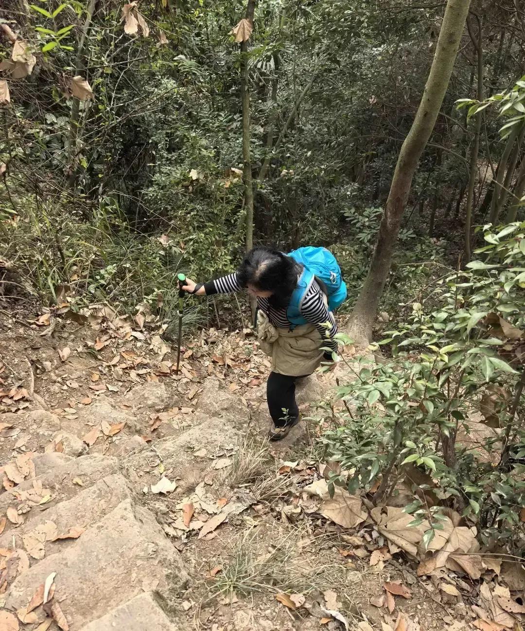 彭州今天清晨六点五十多分晃了一下，
1级，震源才十公里深。
我成都的朋友说床抖了