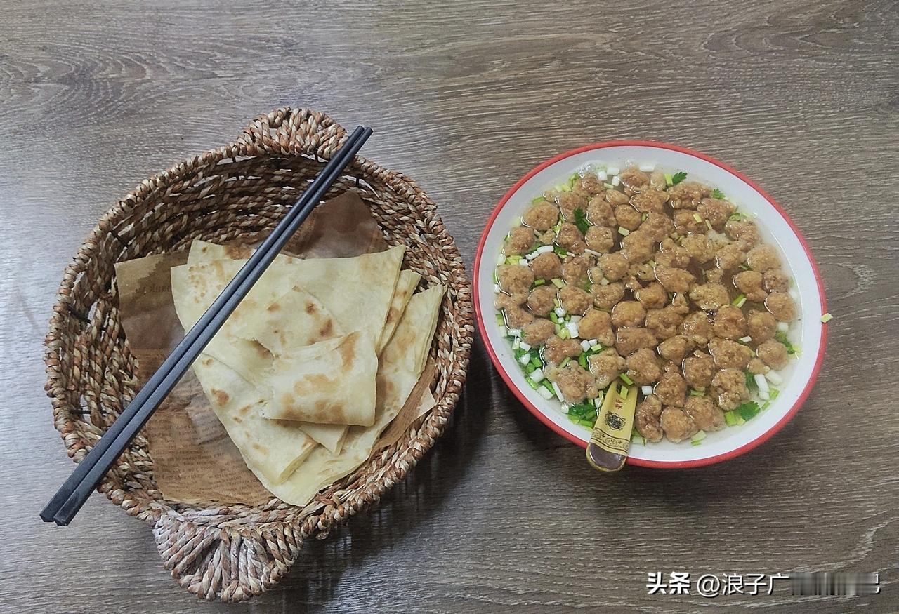 山东聊城阳谷县的酥焦绿豆小丸子搭配小饼，简直是绝配！
在阳谷的集市上，绿豆丸子在