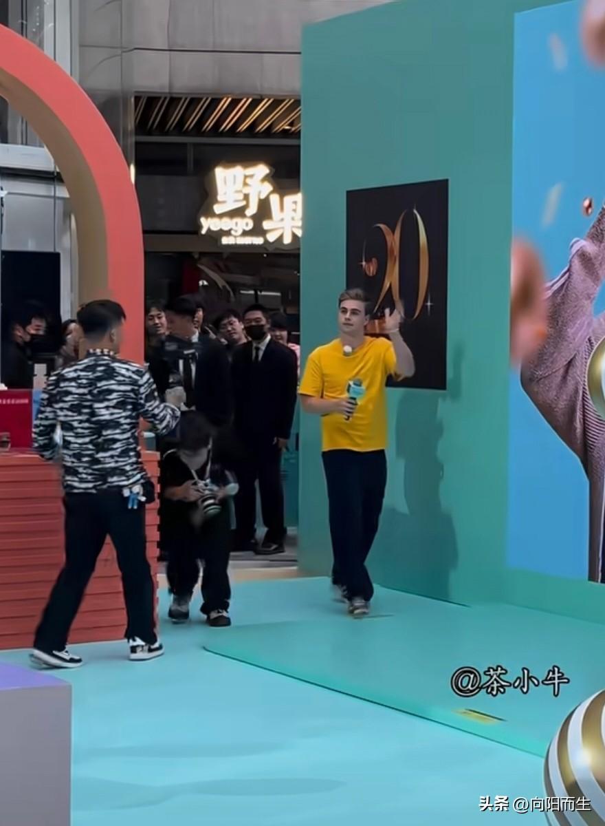 莫雷加德带着全家已经到重庆了，
刚落地就对这座城市印象特别好！

他的品牌活动差