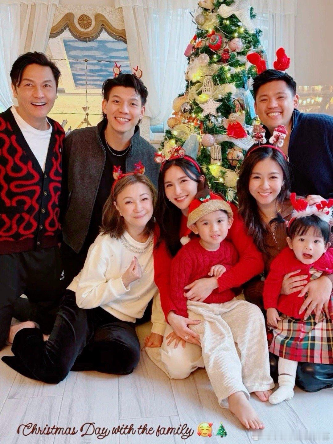 关礼杰女儿关枫馨带男友与家人过圣诞节，男神还是很帅 