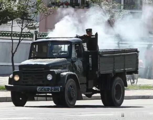 朝鲜的军用卡车，使用油柴混合动力，当使用柴驱动时，可以产生浓烟，使敌人的飞机很难
