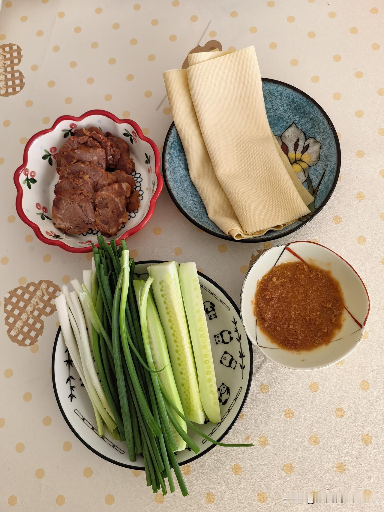 蘸酱菜，
东北人的最爱！
一人一屋，
三餐四季。
今日午餐，
虾酱，
干豆腐，