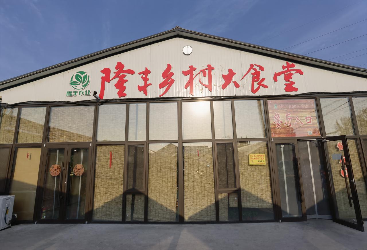 辽阳隆丰乡村大食堂——真正的大锅炖菜
就在沈营路旁。要了一大碗酸菜白肉5元，一大