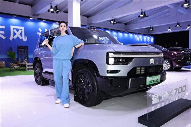 “先锋体验官”娜扎受邀为2026武汉网球公开赛挑边