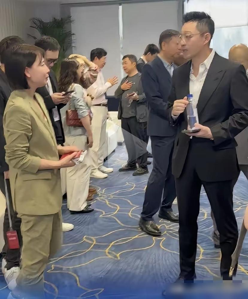 别再提大S了，汪小菲厦门脱稿演讲，底下几百个老板鸦雀无声。
你以为他还是那个只