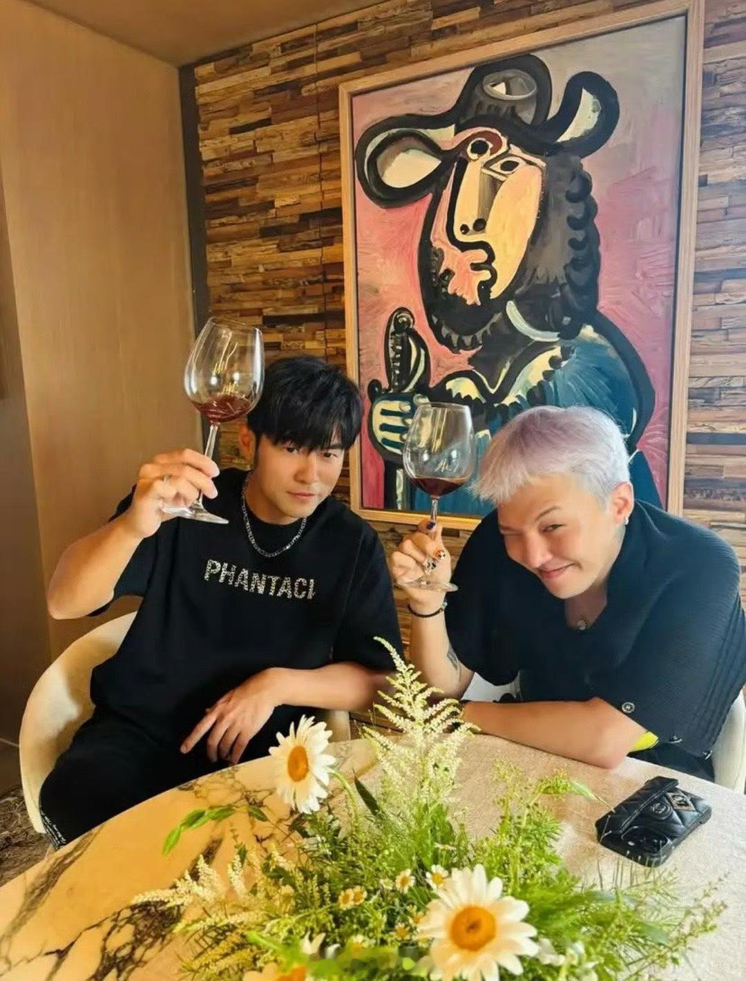 周杰伦晒与权志龙合影周杰伦晒与权志龙的合影。华流和韩流的两大顶流合照真是帅气呢。