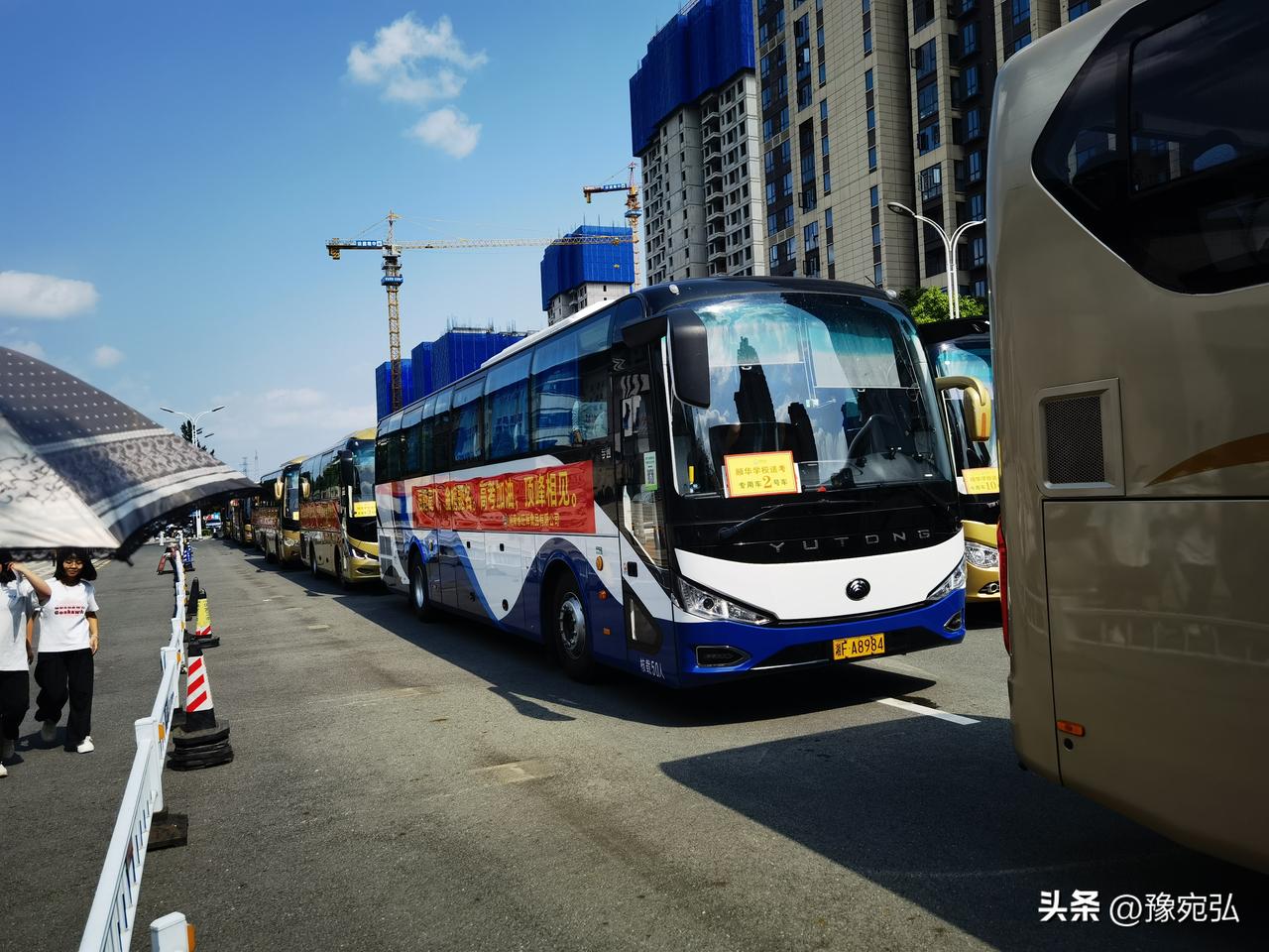 《肘后歌》（你开篇两句出处，全篇全是远道取穴）
 
头面之疾针至阴，腿脚有疾风府