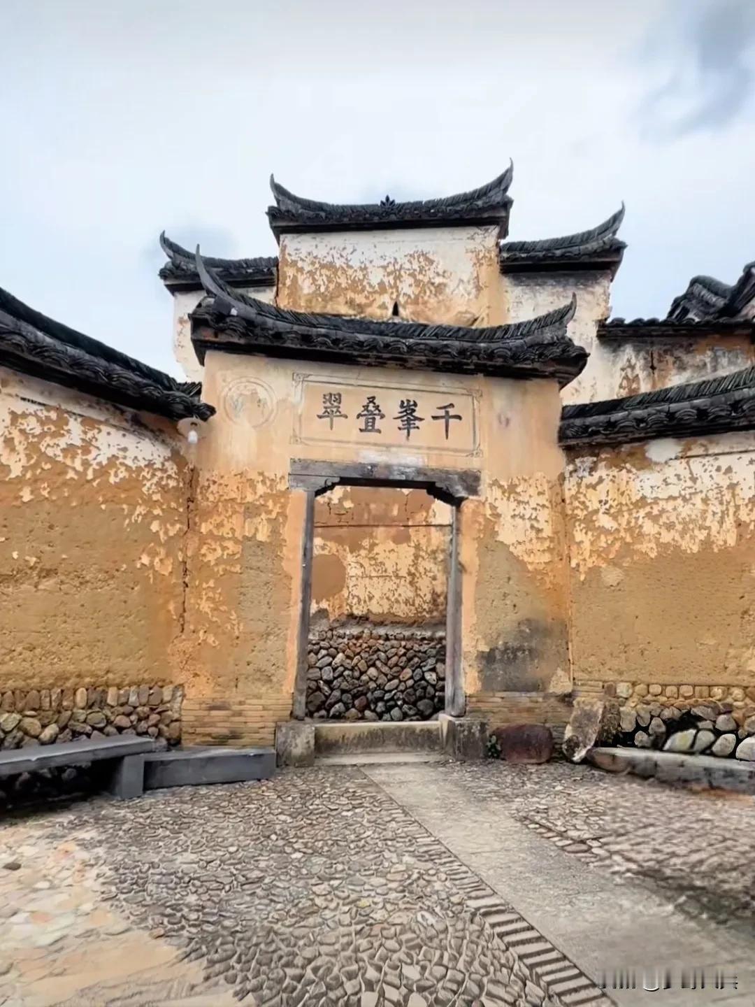 潮州百年古村落，有古色古香的寨门，与原始的石头巷，这种建筑具有历史意义，历史悠久