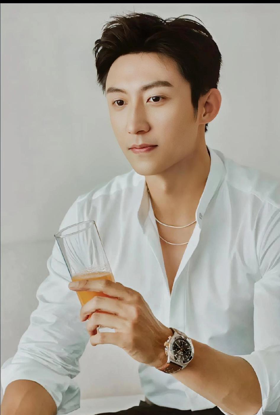 黄景瑜的家庭背景，
他爷爷，是辽宁丹东人，参加过解放战争和抗美援朝，父亲、堂哥也