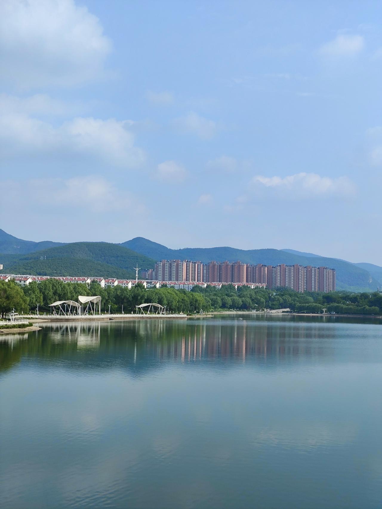 济南孟家水库景色秀丽，蓝天白云晴空万里。