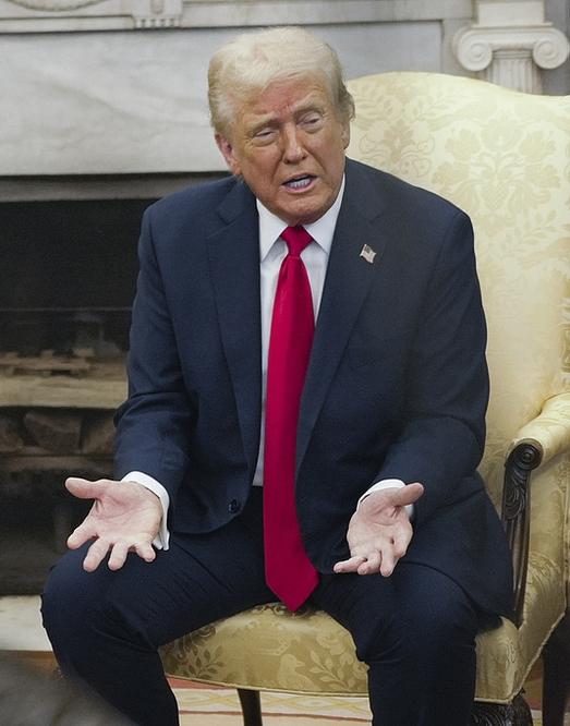 【特朗普现在这么折腾最终能给美国带来什么】
        特朗普现在折腾不断，