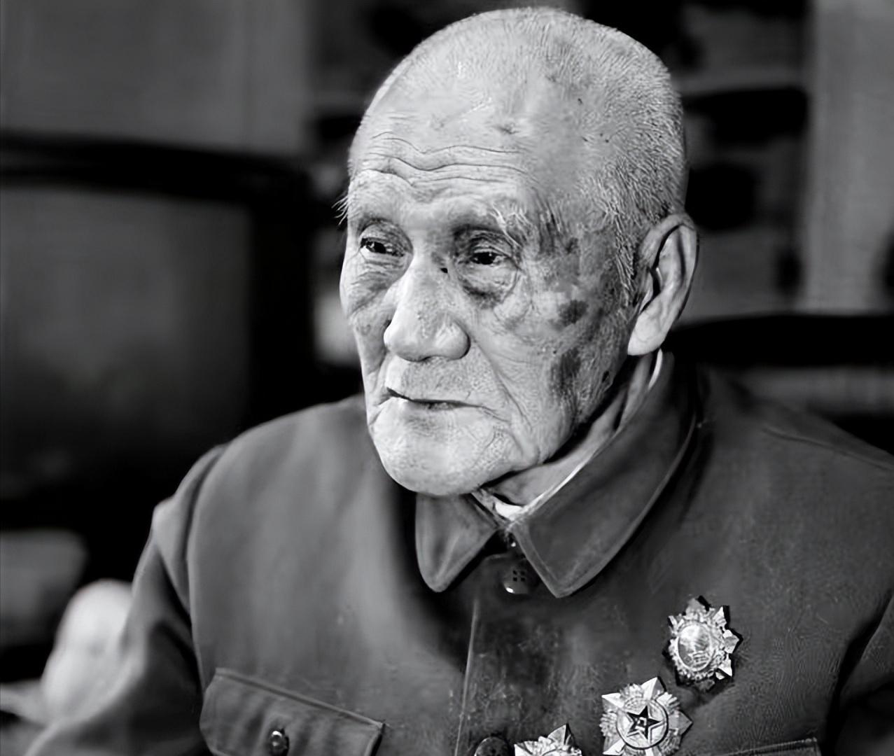 1941年延安，一个人拎着削尖的木棍朝毛主席后脑勺刺去，千钧一发之际，一个警卫替