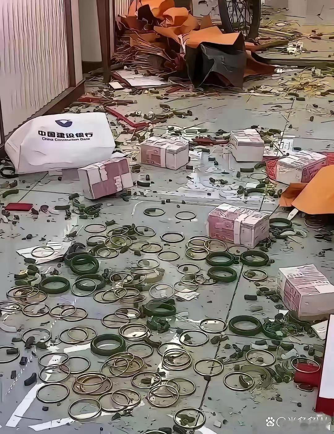 在现场的话都不知道该捡钱还是捡东西了 ​​​