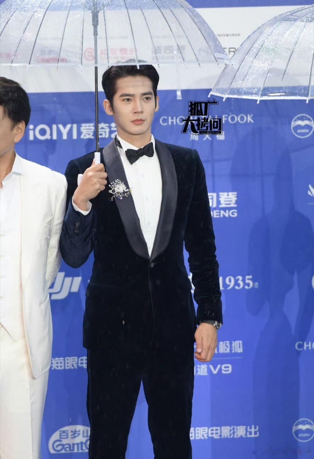 明星北影节红毯生图🈶，雨中神图有了，你觉得谁的状态最好？刘浩存、马思纯、戚薇白