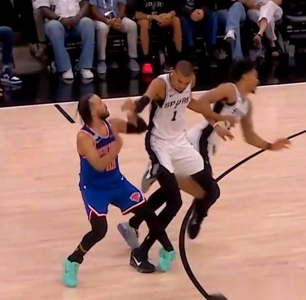 NBA赛场，文班亚马对布伦森的那个垫脚，成了最近球迷圈的火药桶。
慢动作回放，脚