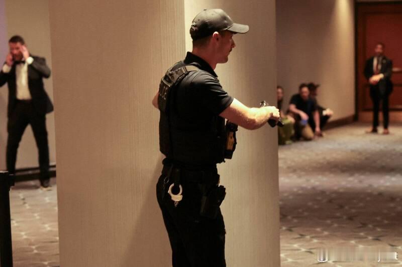 白宫记者晚宴突发枪击：一名安保人员中弹，防弹衣保护未造成严重伤害海外新鲜事 当地
