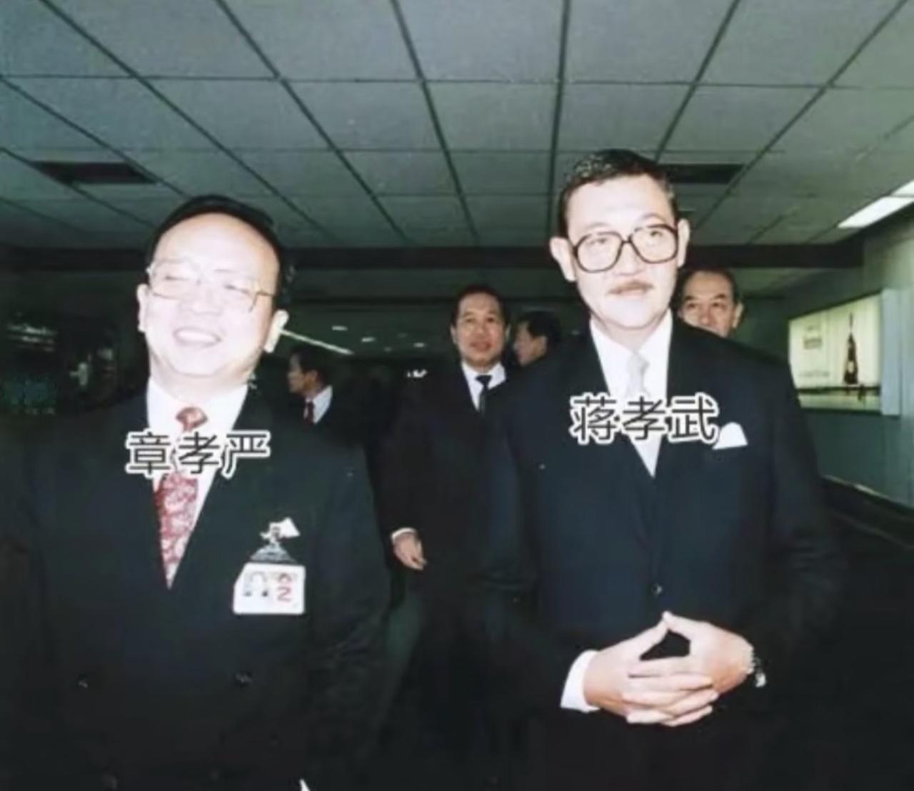 没想到机场这对相拥告别的“老同学”，竟是同父异母的亲兄弟？1990年台北桃园机场