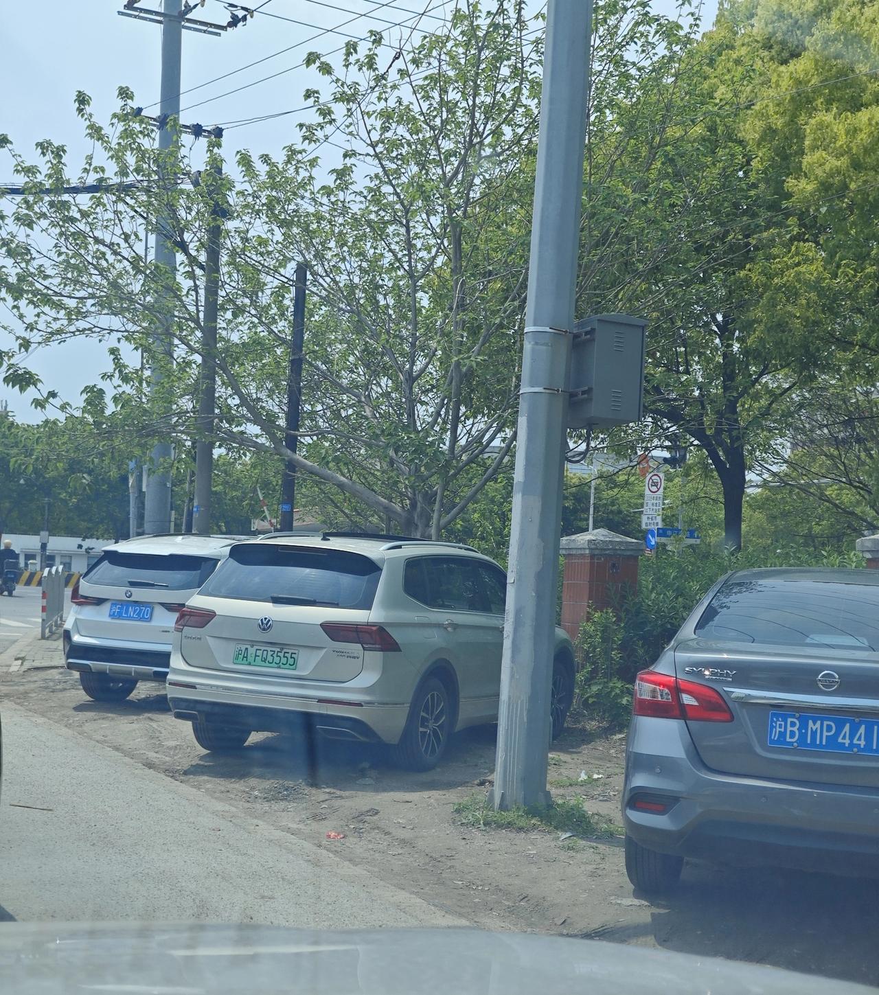 五一假期的第四天，想着去公园周边绿地打个卡，结果跑了三个地方，全被人满为患给劝退