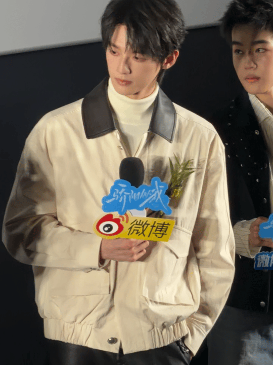 赖伟明本人好帅 今天是的兵一身白衣静静站在那儿，就觉得他可太帅了！！！不仅颜值在