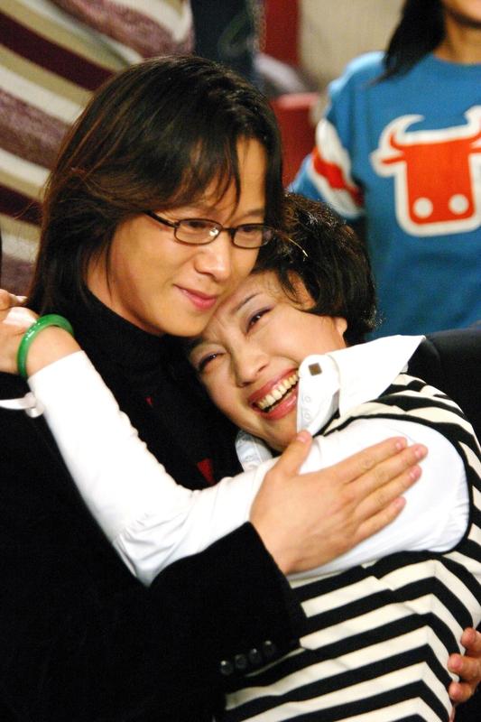 - 80岁还在农田干活的老人不在少数，这和刘晓庆75岁仍在打拼形成了一种别样的对