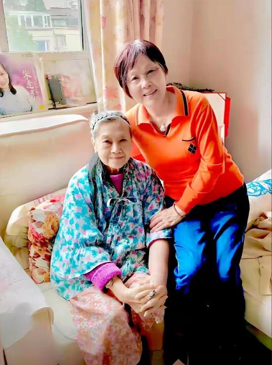 89岁的朱逢博，现在住上海郊区一套200平的复式大房子里，这套房子，是她的儿子施