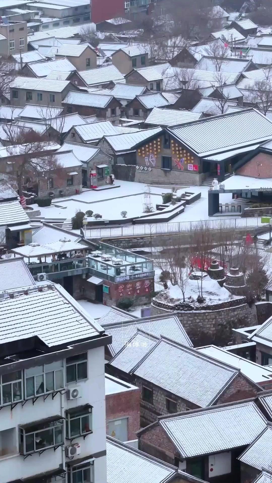 🏮雪后的颜神古镇真的美到失语！青石板路覆着薄雪，红灯笼在雪中格外亮眼，走在巷子