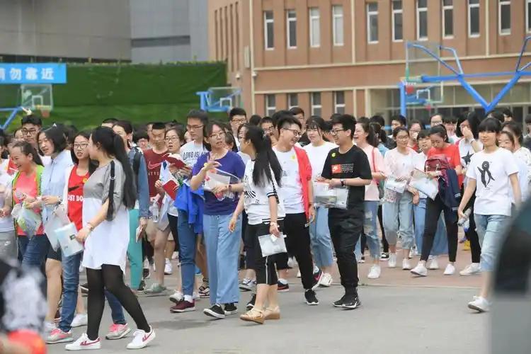 3亿年轻人集体“断保停贷拒婚”，真不是他们疯了，而是这届年轻人算账太精了！
 